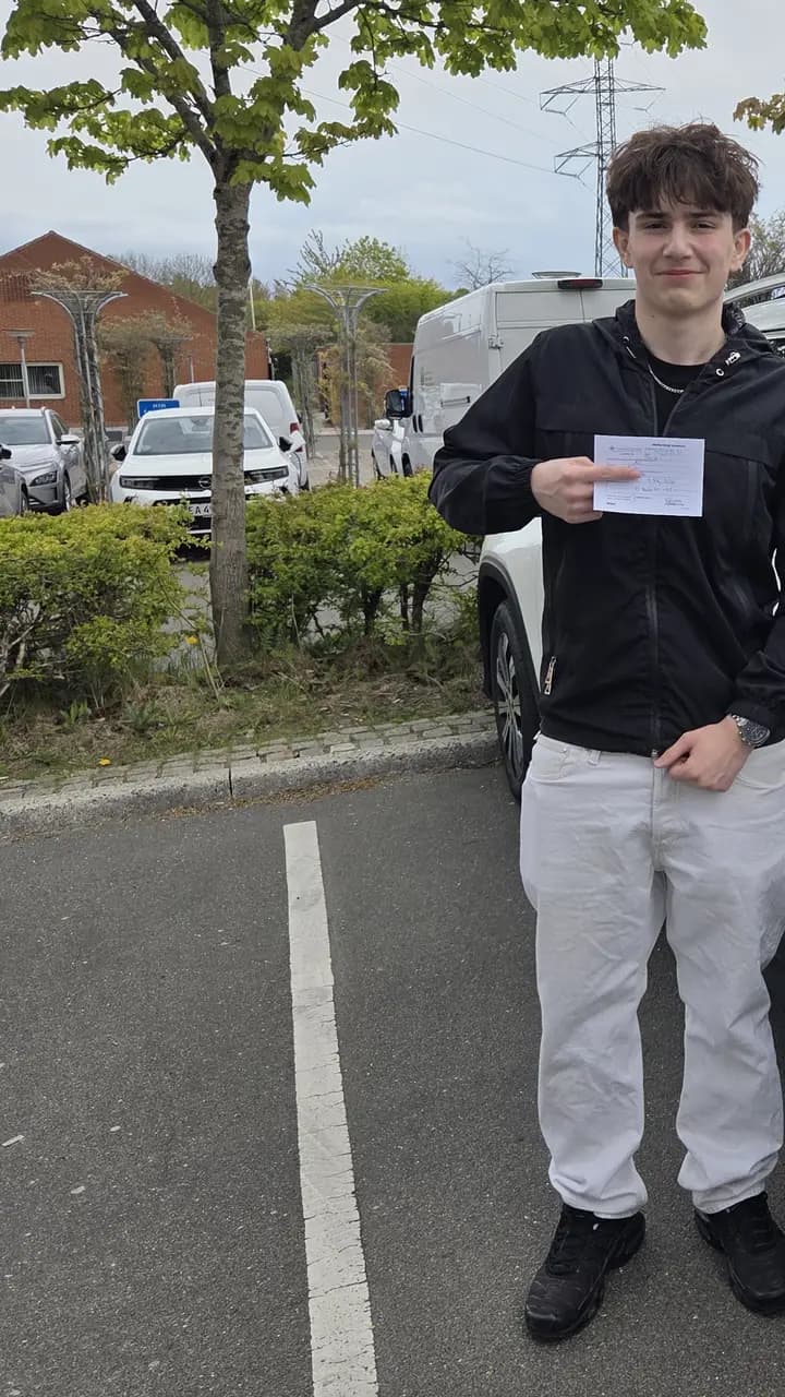Elev med midlertidigt kørekort foran skolevognen